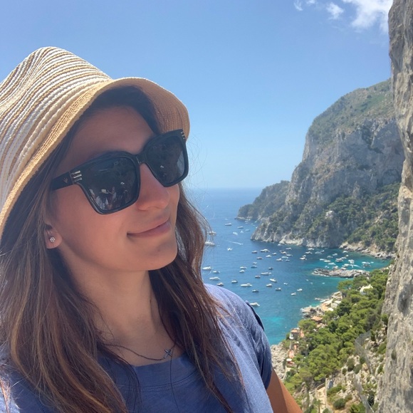 Meet your Posher, Lisa - Picture 2 of 2